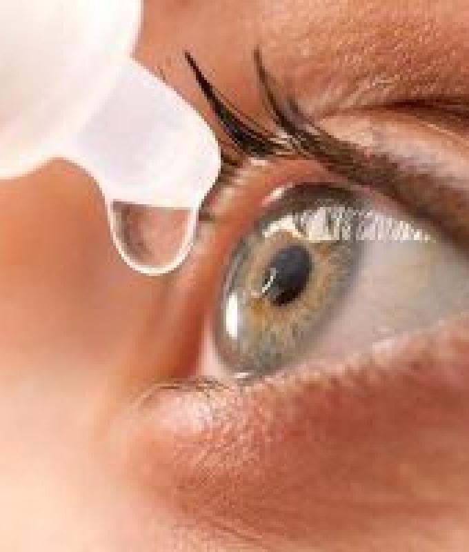 أعراض وأسباب جفاف العين.. كيف تستخدم القطرة بشكل صحى