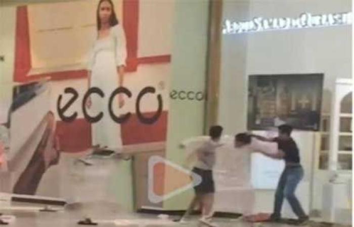 مشاجرة عنيفة بين عدد من الشباب داخل مجمع الكوت في الكويت