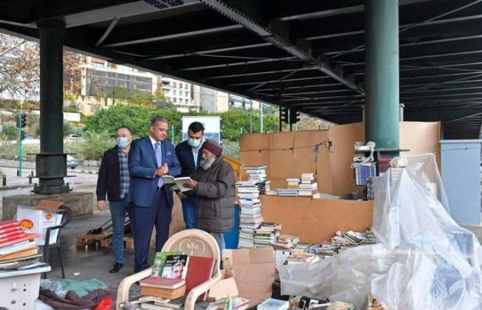 مهندس لبناني يسكن تحت جسر ويبيع الكتب ويرفض وصف مشرّد