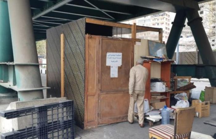 مهندس لبناني يسكن تحت جسر ويبيع الكتب ويرفض وصف مشرّد